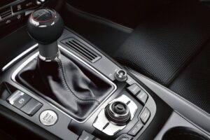 2015-Audi-S5-beauty-interior-manual-transmission-01