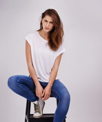 model-wearing-white-t-shirt