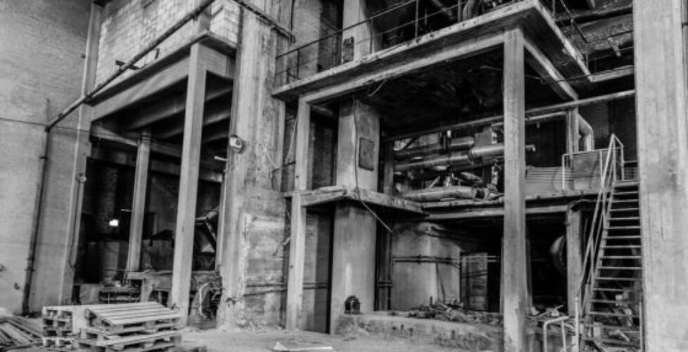 abandoned-factory-1513194_1280-1024x682-560x370-1