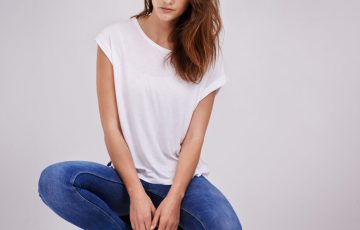 model-wearing-white-t-shirt