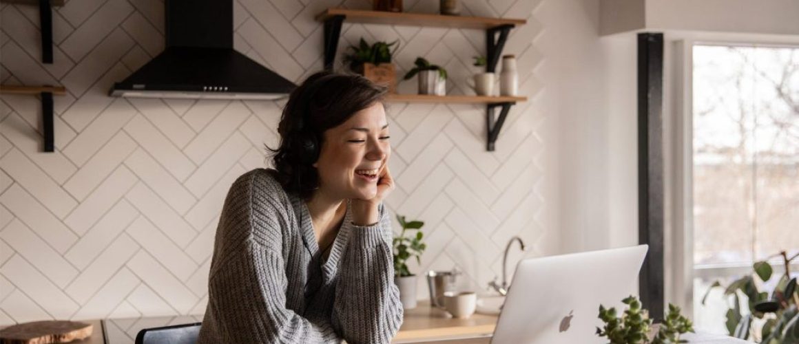 house-wife-talking-with-computer